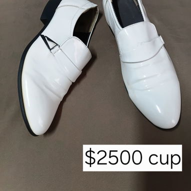 Zapatos de mujer y hambre - Img 120337329