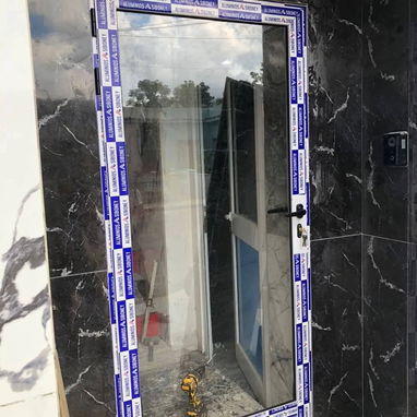 CARPINTERIA DE ALUMINIO CON CRISTAL . - 2/10