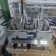 FREIDORA TRIPLE DE GAS ( 3L CADA CESTA ) / MARCA METVISA - Img 53265146
