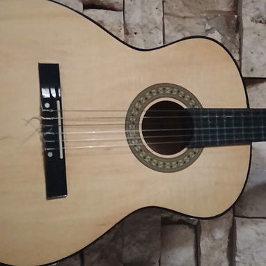 Se vende guitarra de uso bien cuidada - Img 124490414