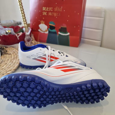 🔥 Semi tacos Adidas F50 Club TF J – ¡Velocidad y Control en Cada Jugada! 🔥 - Img 110846311