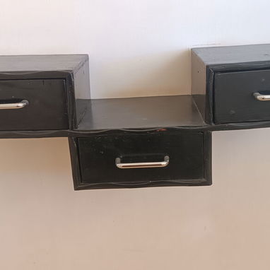 Vendo repisa con gavetas pequeña, muy buen estado, 15mil CUP, contactar al 58256384 - 2/3