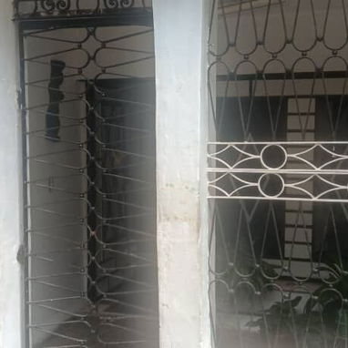 VENDO CASA 🏠 EN GUANABACOA POR LA BODEGA DE LOS CRISTALES CON COSAS DENTRO NO DUDE EN LLAMAR Y PREGUNTAR - 2/10