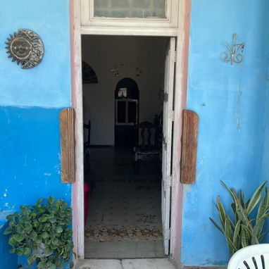 Venta de casa en Santo Suárez,  puerta de calle, de 3 cuartos.10 de Octubre.#235 - 5/10