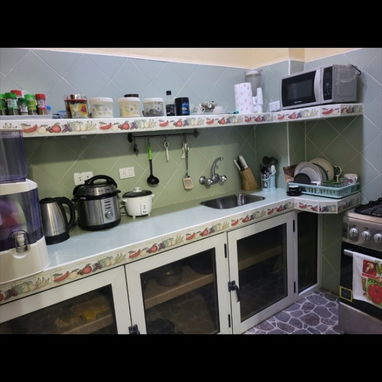 APARTAMENTO CENTRICO,totalnente enrejado y RENOVADO,TODO NUEVO y BUENO DENTRO, garaje colectivo,en EUROS me ajusto - Img 111130497
