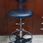 Se vende silla giratoria para oficina y computadora 56382806 en perfecto estado de funcionamiento - Img 45837539
