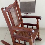 Sillon de Caoba para niño en buen estado - Img 56053244