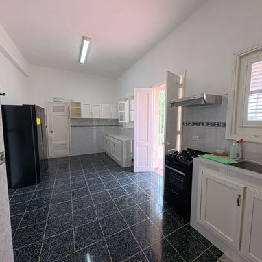 Renta larga estancia en nuevo vedado con 5 habitaciones + RESPALDO ELECTRICO 24/7 - Img 124403630