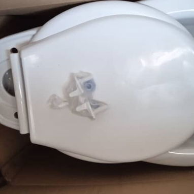 TAZA DE BAÑO EN SU CAJA - 2/3