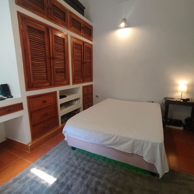 VENDO APARTAMENTO CON TODO. 2 HABITACIONES. CÉNTRICO. BALCON. 3 ER PISO. AZOTEA LIBRE. Céntrico - Img 120959830