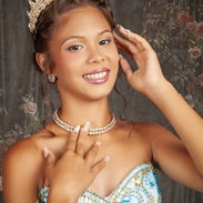 Fotografía espectacular de una quinceañera + “Sus 15 pasan una vez. Sus recuerdos quedan para siempre.” - Img 57367125