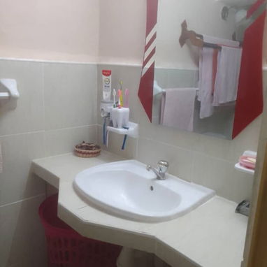 Ofertaaa lindo apto de 2 cuartos en Santo Suárez con todo adentro y en perfecto estado!!! - Img 119806889
