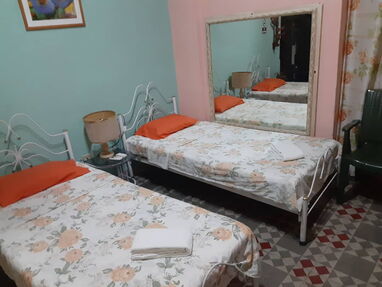 Renta casa en La Habana Vieja,de 3 habitaciones, 3 baños,agua fría y caliente, ventilador,nevera - Img 57507827