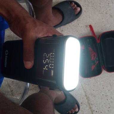 Cargador portátil para batería de carro y teléfonos y es un compresor y tiene lámpara led - 9/10