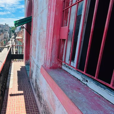 Apartamento en el tercer piso de un edificio capitalista en el Vedado , cerca de la Universidad de la Habana - 8/10