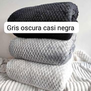 ❄️Mantas suaves microfibra  ✅ Medidas: 127 cm x 152  cm  💵$10 usd  🌈Gris oscuro, Gris medio, Beich claro. - Img 58042559