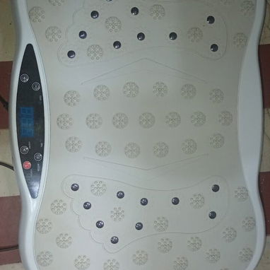 🏋️‍♀️ PLATAFORMA VIBRATORIA PARA EJERCICIOS – MODELO 550  ¡Entrena y cuida tu cuerpo desde casa! 💪  ✅ Plataforma vibra - 3/4