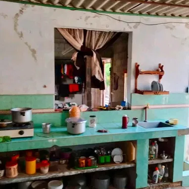 Venta de dos casas independientes en un terreno de 700 m² en Lawton . Las dos pcasad pertenecen a una sola propiedad. - 6/8