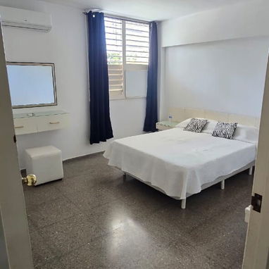 Rentó propiedad horizontal totalmente climatizada,con permiso legal de renta. Ubicada a 4 cuadras de 5ta.Av. a 2 del Col - Img 122833944