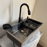 Fregardero moderno con mezcladora, sistema de frezado de vasos, dispensador de detergente y parrilla escurrir - Img 58045120