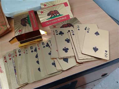 Juego de cartas doradas, plásticas, para jugar canastas. - Img 63602478