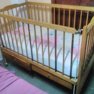 Vendo cuna de madera con su corchon. - Img 54354352