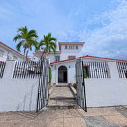 Renta larga estancia en nuevo vedado con 5 habitaciones + RESPALDO ELECTRICO 24/7 - Img 56034563