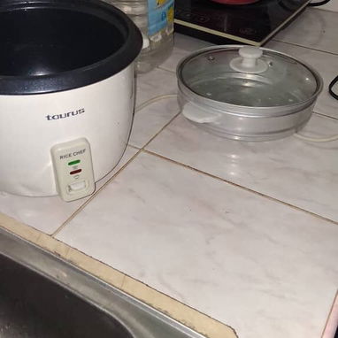 Vendo arrocera es d uso pero está en perfecto estado trabaja solo en la 220 Soy d Centro habana 15usd - 4/4