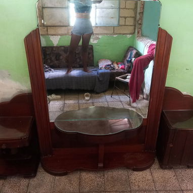 Se vende Coqueta antigua de caoba con sus dos mesitas de noche - 2/2