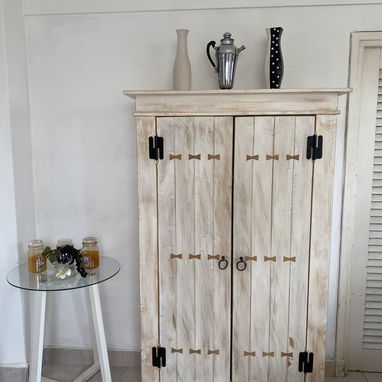 Vendo juego de mesa y escaparate de Blondin. Contactar con Isabela al 58264306. Más información por WhatsApp. - 2/5