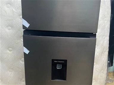 Refrigerador Hisense Gris con Dispensador de agua. - Img main-image