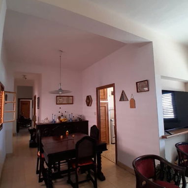 Se vende este casa en 50000usd con 2 anotaciones un baño, es en el Vedado la dirección es en 11 y 16 cerca d línea y 16 - Img 125552899