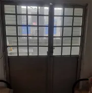 Se vende puerta de aluminio con cristal 2.10 x 175 - Img 45920271