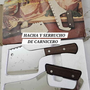 TABLA DE COCINA DE MADERA DE NODAL (WALNUT), UTILITARIA O DECORATIVA, CON CUCHILLO DE FILETEAR + HACHA Y SERRUCHO. - Img 112653529