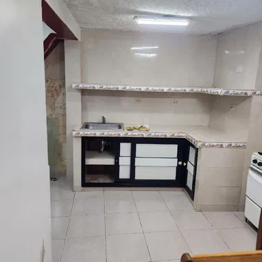 🏠 Casa en venta de 2 cuartos en Centro Habana, Los Sitios. Tiene gas de la calle y otras comodidades - Img 121606145