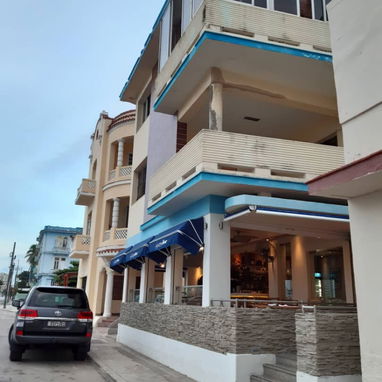 Renta lineal en el vedado , solo cruzar la calle y tendrá el Malecón habanero ,+53 52463651, L - Img 106543251