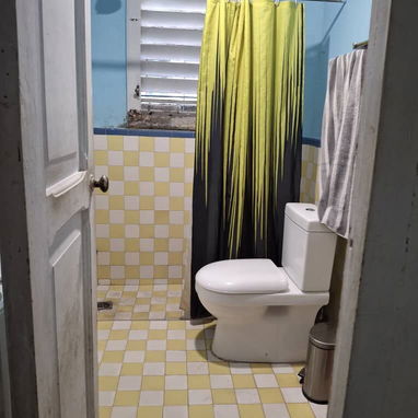 Vendo en 13 mil casa puerta calle de 2 cuartos y gas de la calle con todo adentro en el lido(marianao) #53013906 - 3/8