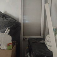 Venta de puerta de cristal y aluminio con marco y yale - Img 58138345