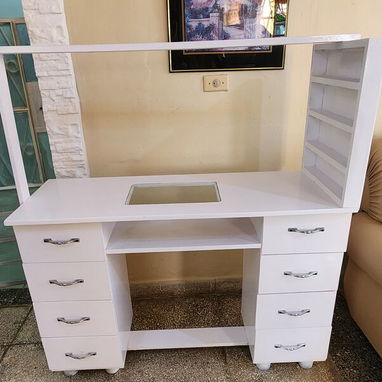 VENDO 2 MESAS DE UÑAS Y ESMALTERO - 3/8