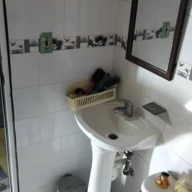 Se vende casa independiente en Marianao( agua 24hrs, gas, garaje, placa libre) - Img 121126645