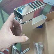Llave mezcladora para lavamanos con sus latiguillos - Img 56909409