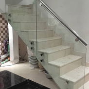 🤩 💯 🔝 🔨  🪛 RECIENTE INSTALACIÓN 🪛 🔨 🔝 💯 🤩  Barandal para escalera, de cristal 10mm, sujetado con herrajes - Img 55416203