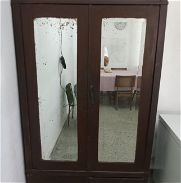 Escaparate antiguo con espejo en las puertas - Img 45395170