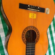 Vendo guitarra acustica en muy buen estado con juego de cuerdas de repuesto - Img 55078251
