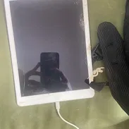 iPad/ Tablet de uso con detalles en la pantalla pero funciona bien. Precio 20 usd o euros. Playa. Al WhatsApp - Img 55942098