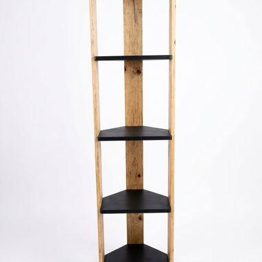 Estante vertical de pino macizo, apoyado en pared, ideal para exhibir libros, adornos y productos. - Img 115646682