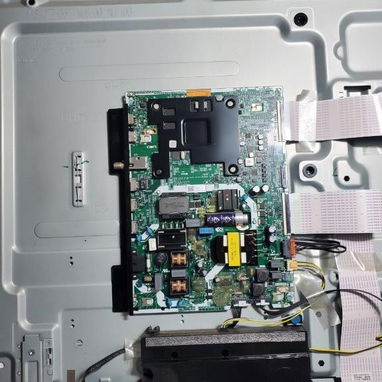 Smart Tv Samsung 55¨modelo UN55NU6950 para piezas de repuesto , pantalla rota . En perfecto estado los led , las placas - 2/4