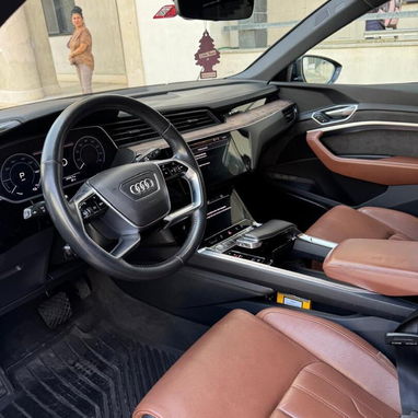 Audi E-Tron 2019  104mil millas  34, 000 usd - 3/3