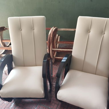 Sillones tapizados y butacas curvas - Img 121586783