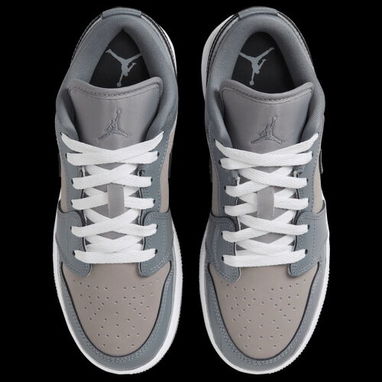 (X)  Zapatillas Air Jordan 1 Low en tonos grises con acabado brillante  $84.00 - 5/7